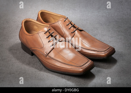Paar braune Herrenschuhe. Stockfoto