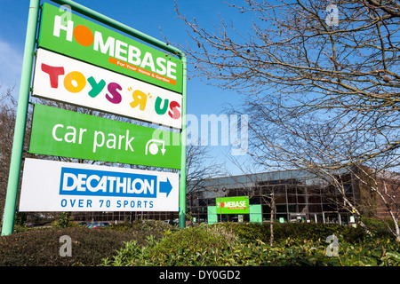 Fachmarktzentrum Schild, Berkshire, England, GB, UK. Stockfoto