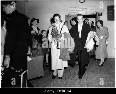 Katharine Hepburn und Robert Helpmann werden 1955 auf dem Kingsford Smith Airport in Sydney angekommen, was einen Moment in der australischen Filmgeschichte darstellt. Stockfoto