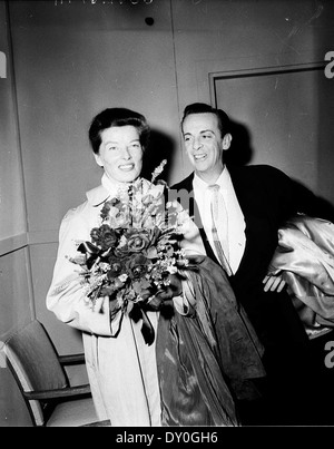 Katharine Hepburn und Robert Helpmann kommen am Kingsford Smith Airport, Sydney, 1955 / Australian Photographic Agency (APA) Collection an Stockfoto