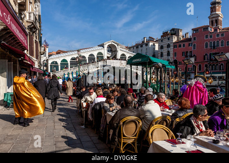 Kellner im Karnevalskostüm, Al Fresco Restaurant Rialto-Brücke, Venedig, Italien Stockfoto