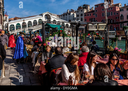 Kellner im Karnevalskostüm, Al Fresco Restaurant Rialto-Brücke, Venedig, Italien Stockfoto