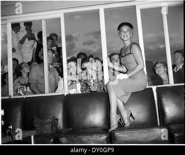 Dieses Foto zeigt den Filmstar Betty Hutton, der im Mai 1955 am Kingsford-Smith Airport in Sydney ankommt. Das Bild fängt einen Moment im Leben einer prominenten Hollywood-Schauspielerin dieser Zeit ein. Stockfoto