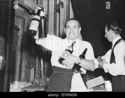 Ein Backstage-Foto von Paul Petrov aus dem Ballett Russe im Theatre Royal in Sydney während einer Silvesterparty am 31. Dezember 1936. Das Bild spiegelt die Eleganz und kulturelle Bedeutung des Balletts Russe während dieser Zeit wider. Stockfoto