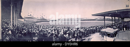 Dieses Foto zeigt ein historisches Cricketspiel auf dem Sydney Cricket Ground zwischen England und Australien am 12. Dezember 1903, Teil der ersten Testserie. Stockfoto