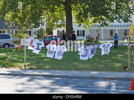 Umweltfreundliche Beratung T Shirts in eine Wäscheleine mit der Meldung Dry Line - All Seasons.  Concord, New England, USA Stockfoto