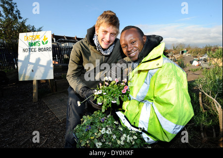 Freiwillige bei Eastside Wurzeln - ein Gemeinschaft Gartencenter Stapleton Straße Bahnhof, Bristol UK Stockfoto