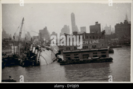 Normandie kenterte, New York, 1940 / fotografische Postkarte Stockfoto