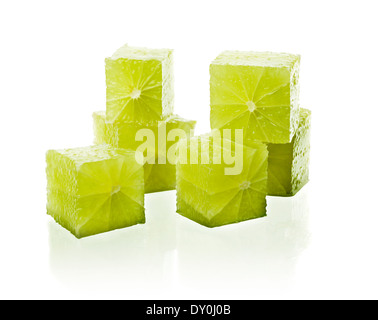 Echte Limette Obst auf reflektierenden weißen Hintergrund in Würfel schneiden. Stockfoto
