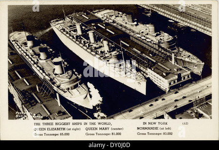 Eine fotografische Postkarte mit den drei größten Schiffen der Welt legte 1940 in New York an. Unter ihnen sind die RMS Queen Mary und die RMS Queen Elizabeth, die die Pracht transatlantischer Ozeanschiffe zeigen. Stockfoto