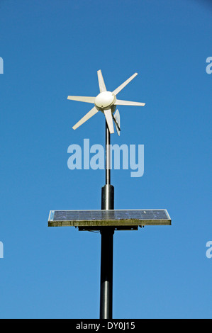 Wind und solar betriebene Laternenpfahl, Mile End Park, London Borough of Tower Hamlets, England UK Stockfoto