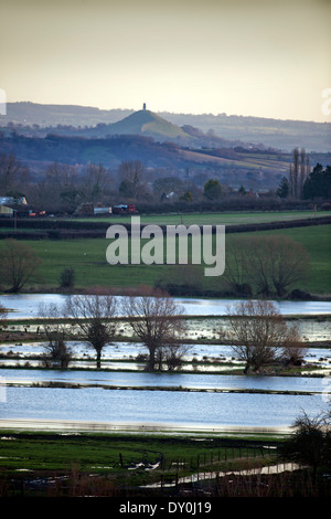 Blick auf Glastonbury Tor aus Graben prahlen über die überfluteten Felder der Somerset Levels UK Februar 2014 Stockfoto