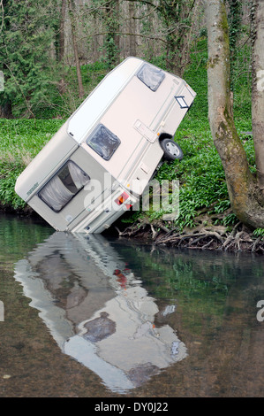 Eine Karawane, die in den kleinen Avon River bei Damery in Gloucestershire UK geklebt werden Stockfoto