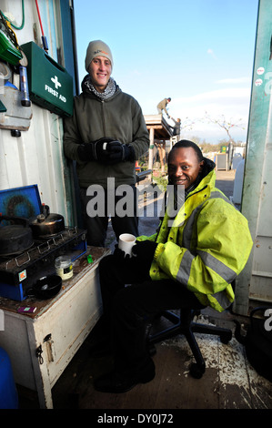 Freiwillige bei Eastside Wurzeln - ein Gemeinschaft Gartencenter Stapleton Straße Bahnhof, Bristol UK Stockfoto