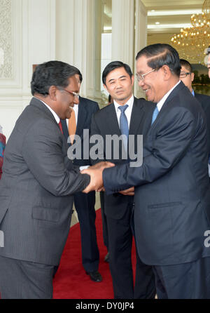 Phnom Penh, Kambodscha. 8. April 2014. Cambodian Prime Minister Hun Sen (R) trifft sich mit Malediven Ex-Präsident Mohamed Waheed Hassan in Phnom Penh, Kambodscha, 8. April 2014. Bildnachweis: Sovannara/Xinhua/Alamy Live-Nachrichten Stockfoto