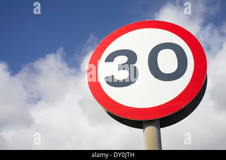 30 Meilen pro Stunde km/h Geschwindigkeit Straßenschild hautnah Stockfoto