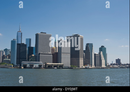 New York City Skyline von Lower Manhattan, von Governors Island gesehen. Stockfoto
