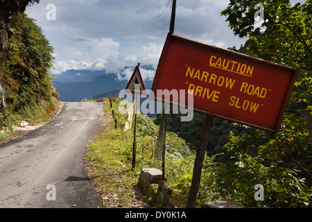 Bhutan, Bhutan, wildesten Straße Namling Brak, Bhutan, schmale Straße Warnzeichen Stockfoto