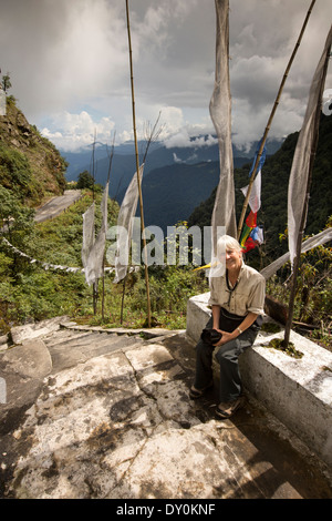 Tourist am Namling Wasserfall Punkt Chorten, Gedenkschrein mit Bus von Mönchen, die off-Road lief Stockfoto