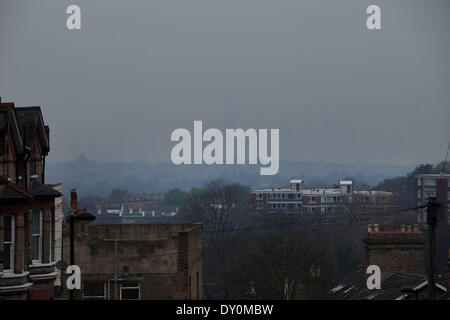 London, UK. 2. April 2014. Umweltverschmutzung durch die Industrie aus Europa und Staub aus der Sahara-Region erzeugt eine Schicht von Smog über der City of London. Kaum sichtbar durch die verschmutzte Luft, scheinen die Gebäude um die schlechte Luftqualität zu verschwinden. Hier ist die Stadt von Crystal Palace nahezu unsichtbar. Bildnachweis: Michael Kemp/Alamy Live-Nachrichten Stockfoto