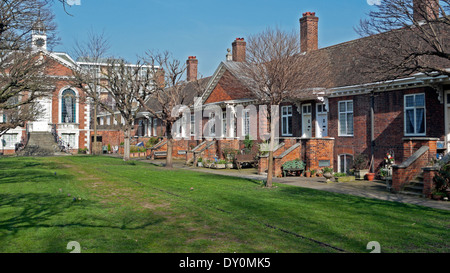 Kapelle und Häuser am Trinity grün Armenhäuser in Mile End Road, Whitechapel London KATHY DEWITT Stockfoto
