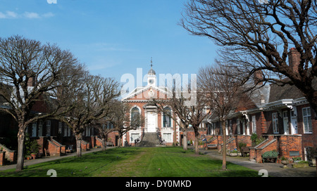 Kapelle und Häuser am Trinity grün Armenhäuser in Mile End Road, Whitechapel London KATHY DEWITT Stockfoto