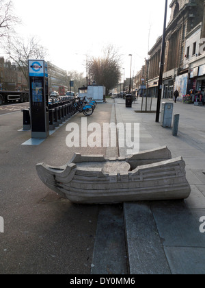 Eine Modell-Boot-Skulptur auf den Bordstein in Mile End Road Whitechapel Stepney Green street London England UK KATHY DEWITT Stockfoto