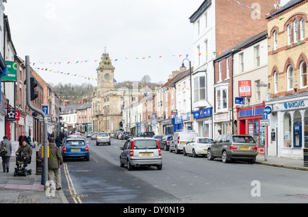 Blick entlang der Broad Street, darunter auch das Rathaus in Welshpool, Powys, Wales Stockfoto