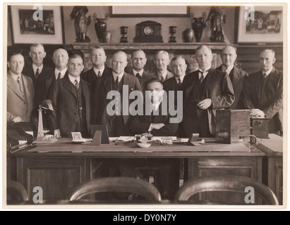 Premier Bertram Stevens und seinem Kabinett in seinem Büro, Gebäude im Kolonialstil Sekretär, Sydney, 29. Februar 1939/Fotograf Sam Haube Stockfoto