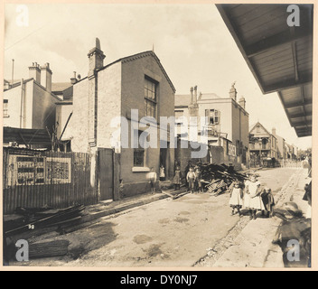 Nr. 24, etc., Hunt-Street aus Ansichten, die während der Reinigungsarbeiten, Quarantänegebiet, Sydney, 1900, Vol. II / unter der Aufsicht von George McCredie, F.I.A., N.S.W. aufgenommen von John Degotardi Jr. Stockfoto