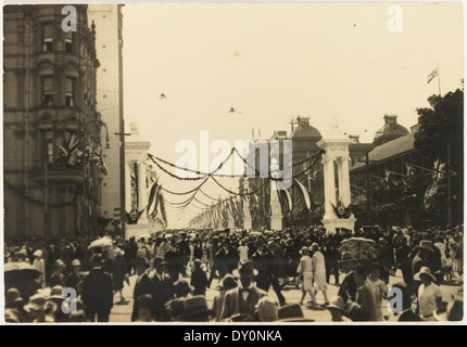 Auf diesem berühmten Foto aus dem Jahr 1927 werden der Duke und die Herzogin von York (später König George VI. Und Königin Elizabeth) bei einem Besuch der Macquarie Street in Sydney gesehen. Das Foto, aufgenommen vom berühmten Fotografen Harold Cazneaux, zeigt einen königlichen Besuch während der Tour des Paares durch Australien. Stockfoto