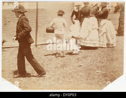 Ein Foto aus der Zeit um 1885-1890, das eine Gruppe von Kindern zeigt, die in den Straßen von Sydney spielen, aufgenommen vom Fotografen Arthur K. Syer. Das Bild spiegelt Kindheit und Straßenleben der Epoche wider. Stockfoto
