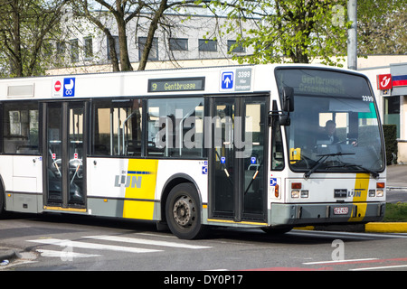 Bus von den flämischen Transport company De Lijn / Vlaamse Vervoersmaatschappij De Lijn in Belgien Stockfoto