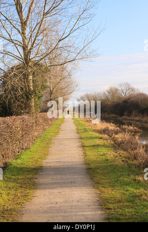 Die Menschen wandern in die Entfernung entlang der Nottingham und Grantham Canal, Vale von Belvoir, England Großbritannien Stockfoto