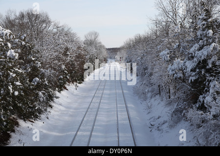 Verschneite Railroad tracks in der Nähe von Whitehouse Station in Readington Township, New Jersey Stockfoto