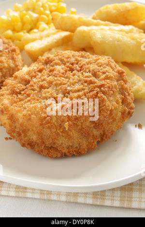 Fischkuchen mit Pommes Frites und Zuckermais Stockfoto