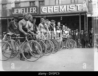 Dieses Foto zeigt eine Reihe von Teilnehmern beim Goulburn to Sydney Dunlop Road Race, das in den 1930er Jahren stattfand Das Bild fängt die Anfänge des Motorsports in Australien ein und zeigt Oldtimer, die für das Rennen vorbereitet wurden. Stockfoto