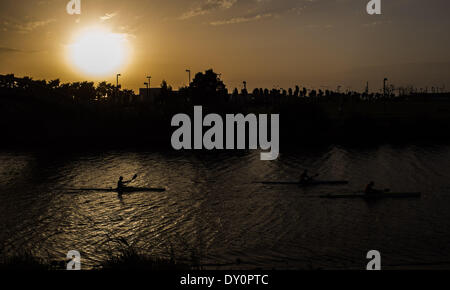 Tel Aviv, Israel. 1. April 2014. Menschen sind gegen Sonnenuntergang paddeln ihre Kanus in Tel Aviv, Israel, auf 1. April 2014 Silhouette. © Li Rui/Xinhua/Alamy Live-Nachrichten Stockfoto