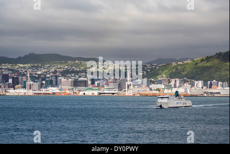 Wellington, New Zealand - InterIslander Fähre Schiff verlässt das Dock an einem stürmischen Tag Stockfoto