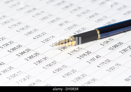 Nahaufnahme von Kugelschreiber über Finanzkennzahlen (sehr flachen Dof, Schwerpunkt Stiftspitze) Stockfoto