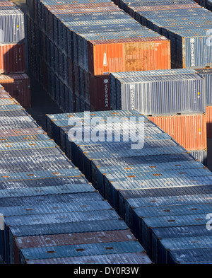 Stapel von industriellen Versandbehälter an einem port Stockfoto