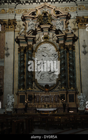 Italien. Rom. Kirche des Heiligen Ignatius von Loyola. Aus Marmor Altarbild Darstellung der Verkündigung von Filippo Della Valle (1698 – 1768). Stockfoto