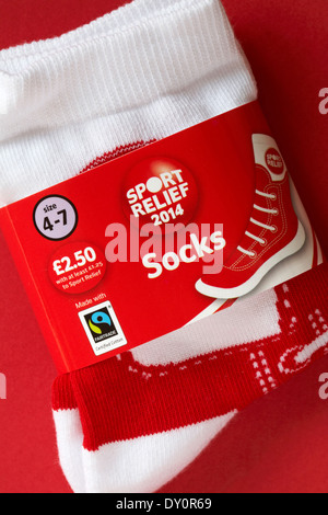 paar von roten und weißen Sport Relief 2014 Socken auf rotem Grund Stockfoto