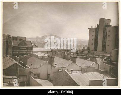 Dieses Foto, das nach März 1932 von Sam Hood aufgenommen wurde, bietet einen Blick vom Potts Point auf die Sydney Harbour Bridge und zeigt Sydneys sich entwickelnde Skyline und Architektur. Stockfoto