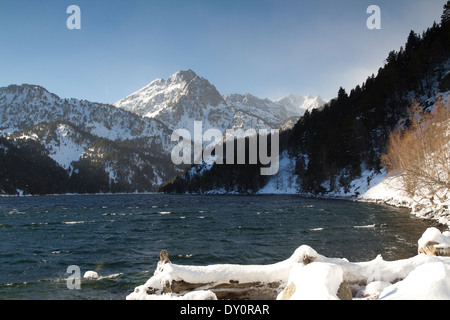 ein Blick über einen See auf die Gebirgskette der Pyrenäen in Vall d ' Aran, Spanien Stockfoto