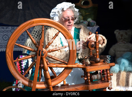 Garn spinnen am Spinnrad Demonstration, Country Fair Chatsworth Chatsworth House, Derbyshire. England Stockfoto