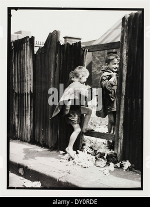 Kinder in Sydney Slums, hauptsächlich Surry Hills, Woolloomooloo, Redfern, 1949 von Ted Hood Stockfoto