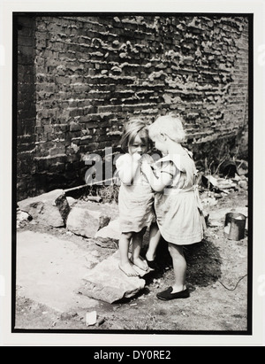 Kinder in Sydney Slums, hauptsächlich Surry Hills, Woolloomooloo, Redfern, 1949 von Ted Hood Stockfoto