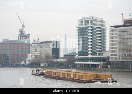 London, UK. 2. April 2014. . Blick vom Vauxhall Bridge die Scherbe in Smog gehüllt. Bildnachweis: Pete Maclaine/Alamy Live-Nachrichten Stockfoto