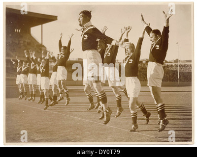 Dieses Bild zeigt die neuseeländischen Kiwis, die den Haka, einen traditionellen Māori-Kriegstanz, vor einem Rugby-Spiel aufführen. Das Haka ist ein Zeichen von Stärke und Einheit, das oft im Rahmen des neuseeländischen Rugby gespielt wird. Stockfoto